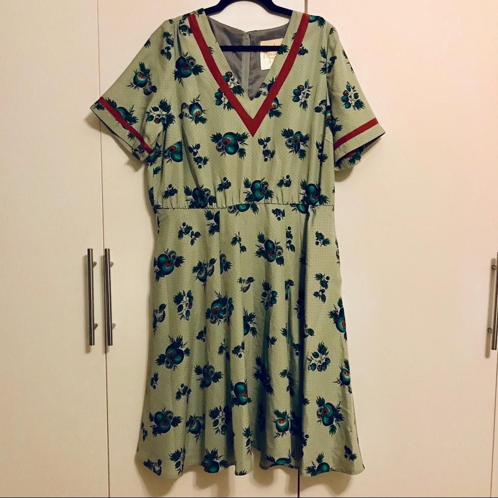 Mint Green Vintage-Inspired V-Neck Midi Dress